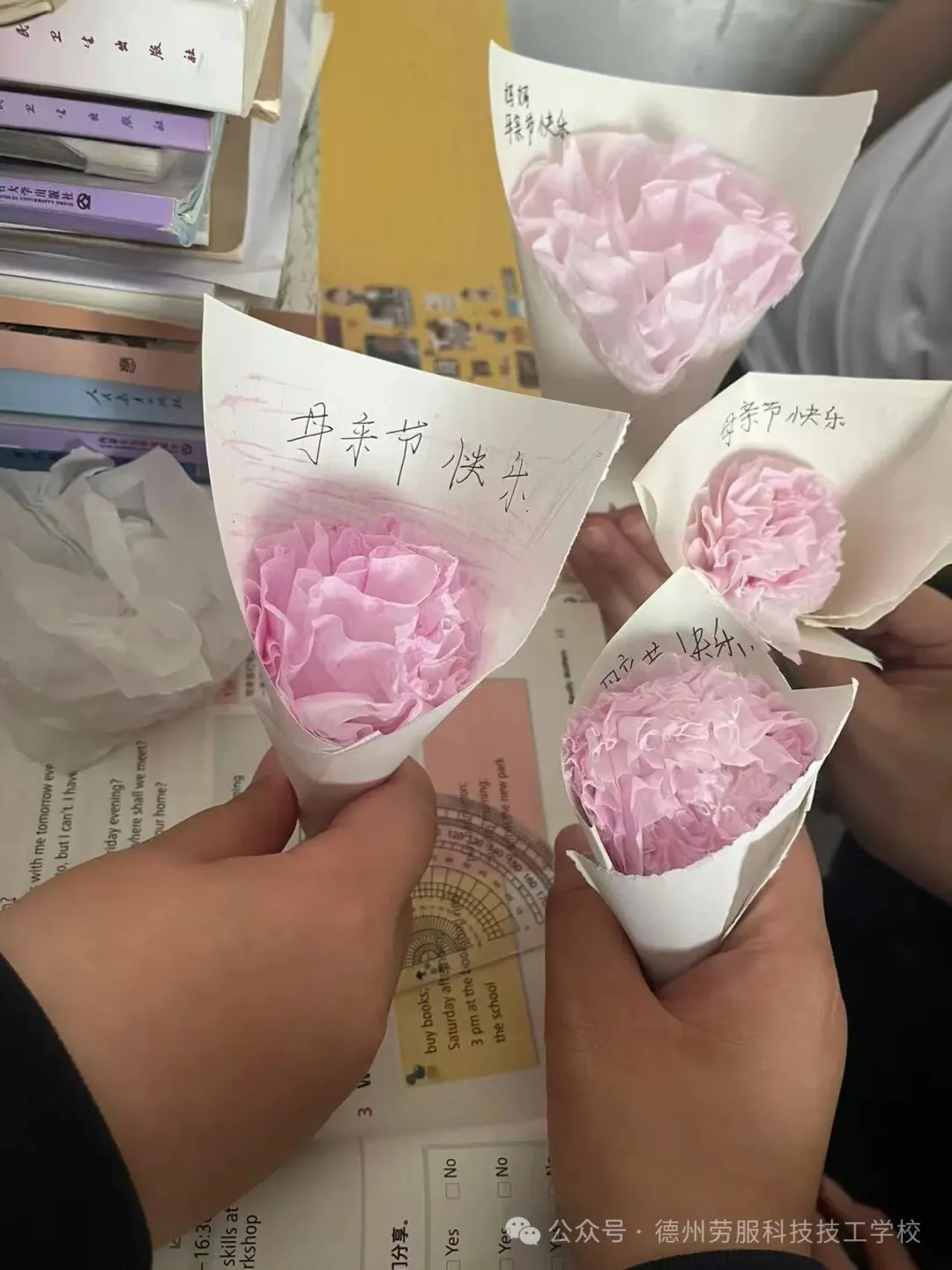 五月康乃馨，感恩暖人心&mdash;&mdash;我校母亲节主题教育活动温情落