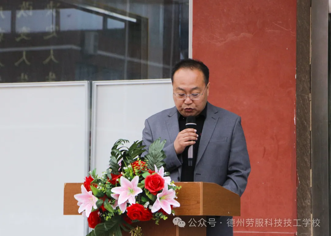 青春逢盛世奋斗正当时，我校期中表彰大会圆满举行